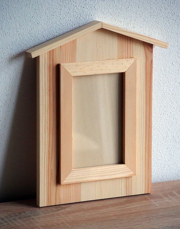 Dřevěný fotorámeček ve tvaru domečku