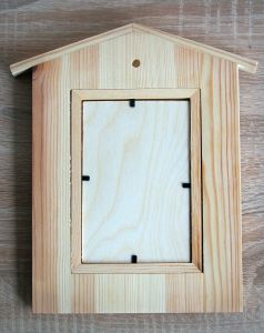 Dřevěný fotorámeček ve tvaru domečku