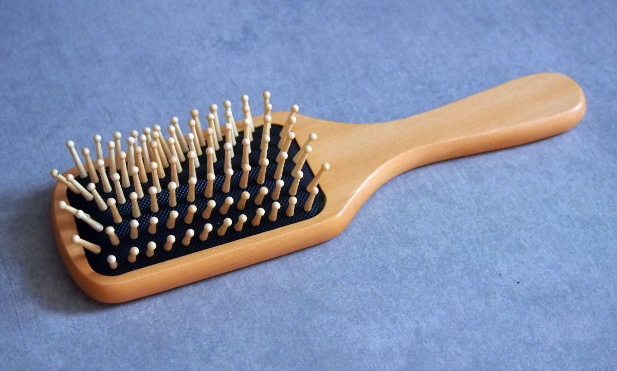Dřevěný kartáč na vlasy