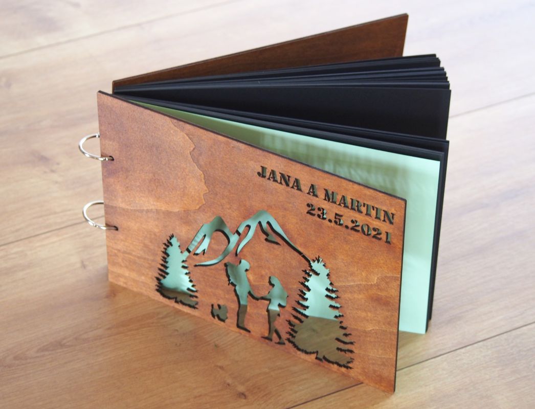 Fotoalbum s dřevěnými deskami pár dobrodruhů
