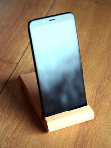 Stojan na telefon/tablet z bukového dřeva