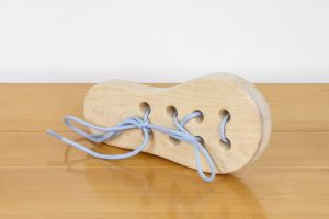 Dřevěná bota pro naučení se vázat