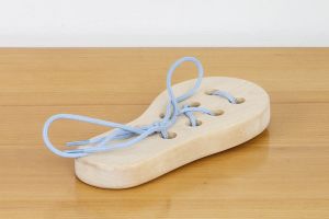 Dřevěná bota pro naučení se vázat