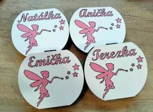 Dřevěná krabička na mléčné zoubky s českými popisky s vílou a jménem barevná