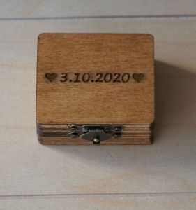 Dřevěná krabička na (zásnubní) prsten na zakázku