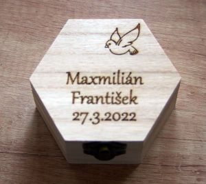 Dřevěná krabička šestiúhelník gravírovaná - 11x10x6cm
