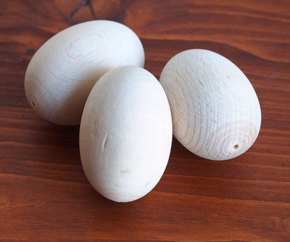 Dřevěné vejce s dírkou na špejli