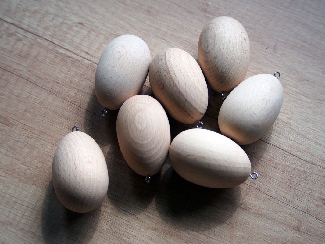Dřevěné vejce s háčkem na pověšení 1ks