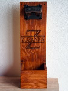 Dřevěný otvírák lahví na zeď na míru s přihrádkou na vršky