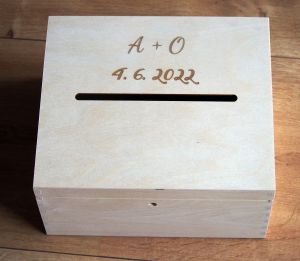 Dřevěný zamykací box na obálky  s gravírováním