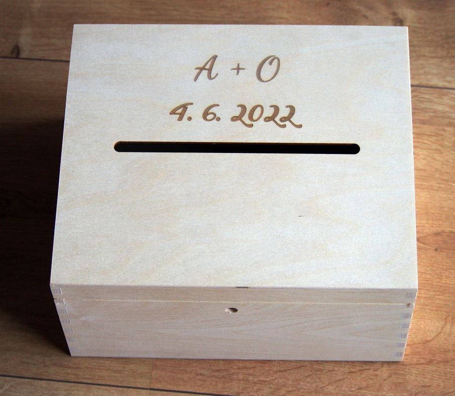 Dřevěný zamykací box na obálky s gravírováním