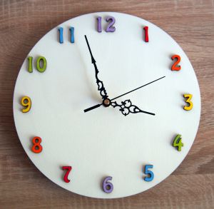  Nástěnné dětské hodiny s barevnými čísly