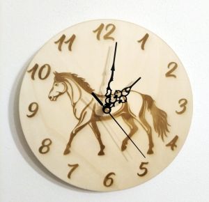 Nástěnné dřevěné hodiny kůň