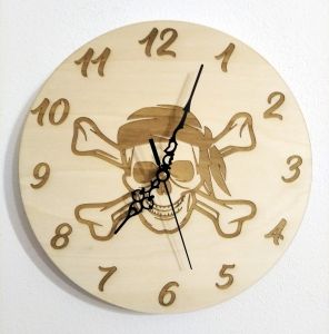 Nástěnné dřevěné hodiny pirát