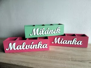 Pastelkovník se čtyřmi přihrádkami se jménem a dekorací na přání