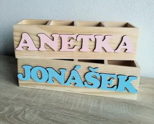 Pastelkovník se čtyřmi přihrádkami se jménem a dekorací na přání