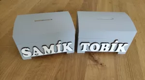 Pokladnička truhlička 14x9x8cm barevná se jménem