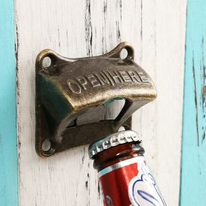 Vintage kovový nástěnný otvírák láhví